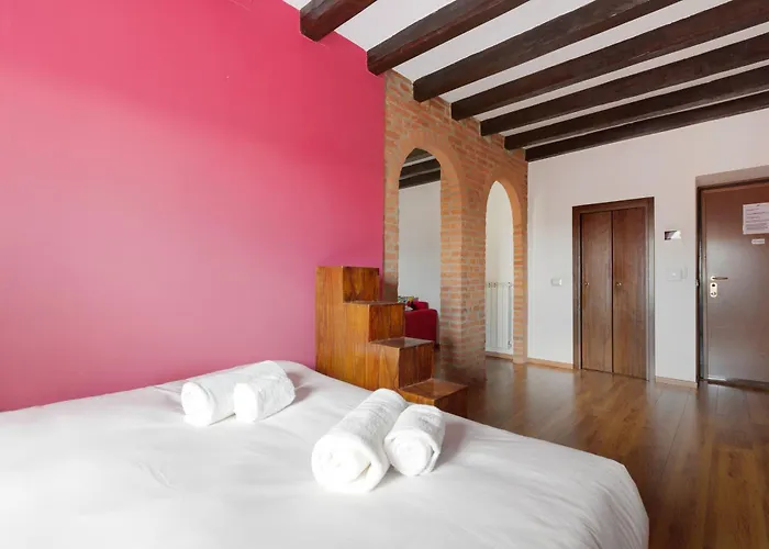 Colonne Di San Lorenzo - Colorful Apartment!